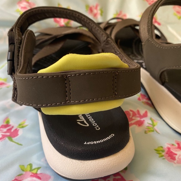 Clarks Cloudsteppers Olive Green Gray Sandal - Picture 7 of 10